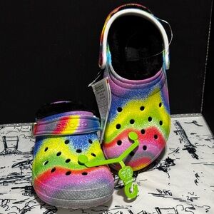 CROCS Tie-Dye Rainbow Clog with Black Fuzzy Lining m4 w6